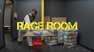 究極のストレス解消法!金属バッドで室内のものを破壊しまくれるサービス「Rage Room」
