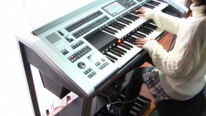 世界中が絶賛する日本人少女!スターウォーズやバック・トゥ・ザ・フューチャーのエレクトーン演奏が凄い