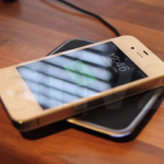 素敵すぎる!iPhone4Sをワイヤレス充電している動画。