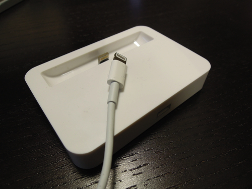 約1,000円で買えるiPhone5用のLightning Dock