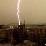 走行中の小田急線列車に雷が直撃！衝撃のシーンを撮影した動画が公開されています。
