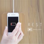 iPhoneに専用ケースをつければ置くだけ充電が可能！ワイヤレス充電ができる「REST」がお洒落だぞ！