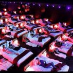 映画館にベッド?ギリシャにあるという映画館が凄いと話題