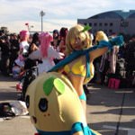 ふなっしーの中からビキニの女性が？！アイデア勝ちなコスプレが話題