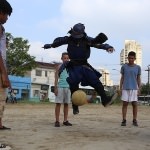 凄すぎ！鎧をまとった侍が魅せるサッカーのフリースタイルの超絶テクニック！