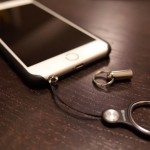 想像以上にいいぞ!イヤホンジャックにストラップホールを付けられる話題の「Pluggy Lock」を試してみた