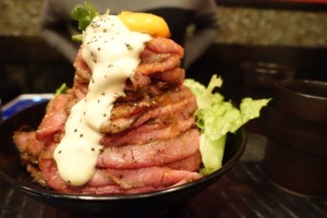 激ウマのローストビーフ山盛り!Red Rock(高田馬場)のローストビーフ丼