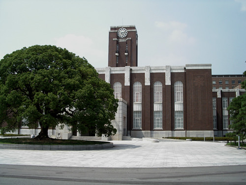 【画像】京都大学の卒業式が今年もコスプレだらけで自由すぎると話題