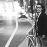 ぱくたそ フライデー風な写真素材「ワイドショーを賑わす夜の密会写真素材」を公開