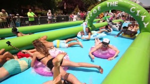 超楽しそう!都心の道路に巨大ウォータースライダーが出現「Slide the City(スライド・ザ・シティ)」が日本初上陸