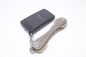 カギがジャラジャラしてるの邪魔!複数のカギをスマートに収納できる「KEY SMART」がいい感じ!