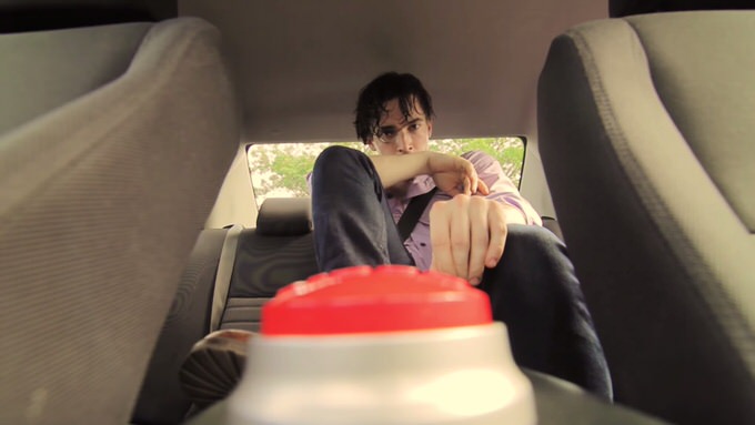 子供の車内放置絶対ダメ！炎天下の車中がどれほど苦しいか実験した動画