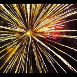 幻想的で魔法みたい!花火の中にドローンを飛ばした動画が凄い