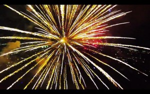 幻想的で魔法みたい!花火の中にドローンを飛ばした動画が凄い