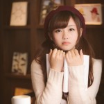 読書の秋!美女の秋!ぱくたそが「美女マンガ」とコラボ、美女がマンガを読んでいるフリー写真素材を公開