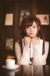 読書の秋!美女の秋!ぱくたそが「美女マンガ」とコラボ、美女がマンガを読んでいるフリー写真素材を公開