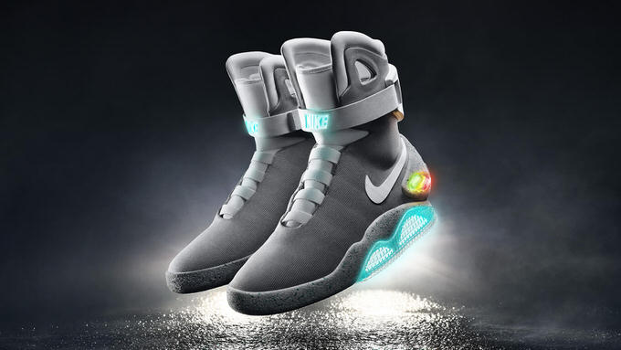 バック・トゥ・ザ・フューチャーに登場したNIKEの自動で靴紐を締める「NIKE MAG」2016年にオークション型式で販売