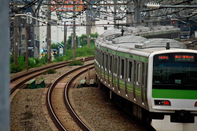 電車の携帯電話マナー「優先席付近では混雑時のみオフ」東日本の鉄道会社37社