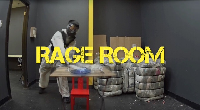 究極のストレス解消法！金属バッドで室内のものを破壊しまくれるサービス「Rage Room」