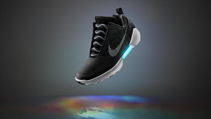 未来が来た！NIKE、自動で靴紐を締める「Nike HyperAdapt 1.0」を発表！ ― 2016年末発売予定