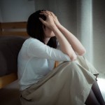 悲壮感が凄いフリー素材「思い出を供養する失恋女子」が公開
