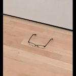 美術館の床に「メガネ」を置いてみたら、みんながアートだと思って鑑賞しはじめたと話題に