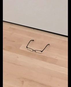 美術館の床に「メガネ」を置いてみたら、みんながアートだと思って鑑賞しはじめたと話題に