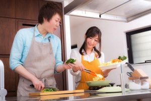 ぱくたそ、暮らしを楽しくするのは食から!「料理研究家夫妻の写真素材」をリリース