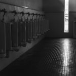 スポットライトに音楽はハレルヤ!? ゴージャス過ぎる男性用トイレの演出が話題に