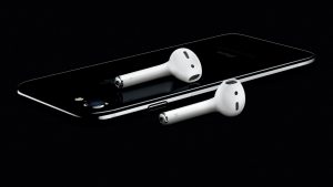 Apple、純正ワイヤレスイヤホン「AirPods」を発売開始