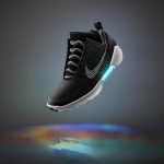 NIKE、自動靴ひも調整スニーカー「HyperAdapt」を750ドルで11月28日発売 ―― 日本での販売は不明