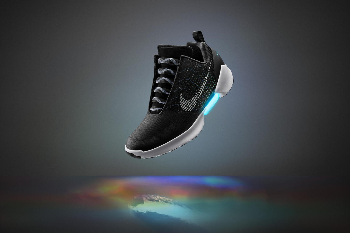 NIKE、自動靴ひも調整スニーカー「HyperAdapt」を750ドルで11月28日発売 ―― 日本での販売は不明