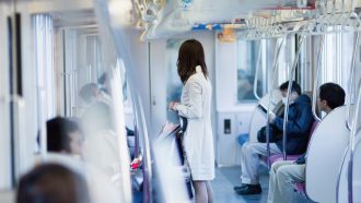 【注意】iPhoneで「電車で見ず知らずの人の名前を知る方法」