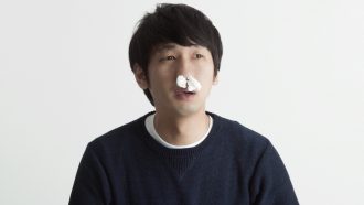 花粉症の人に朗報!「箱ティッシュを中身だけ持ち歩く」天才的な方法が登場