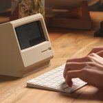 めっちゃ可愛い!オールドMac風iPhoneスタンドが登場