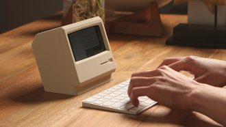 めっちゃ可愛い!オールドMac風iPhoneスタンドが登場