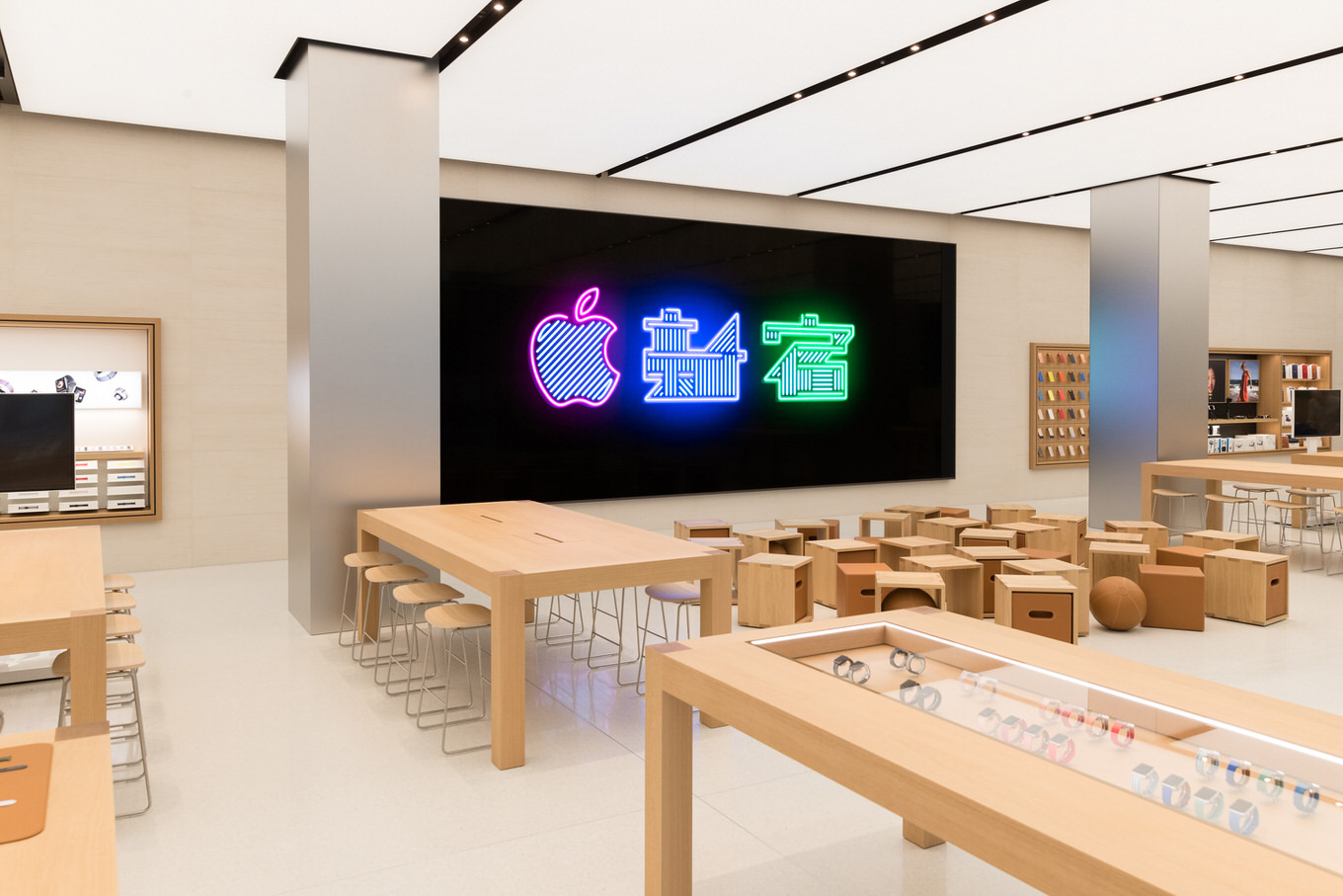 Apple_Store_Interior_Toyko_Shinjuku_04042018