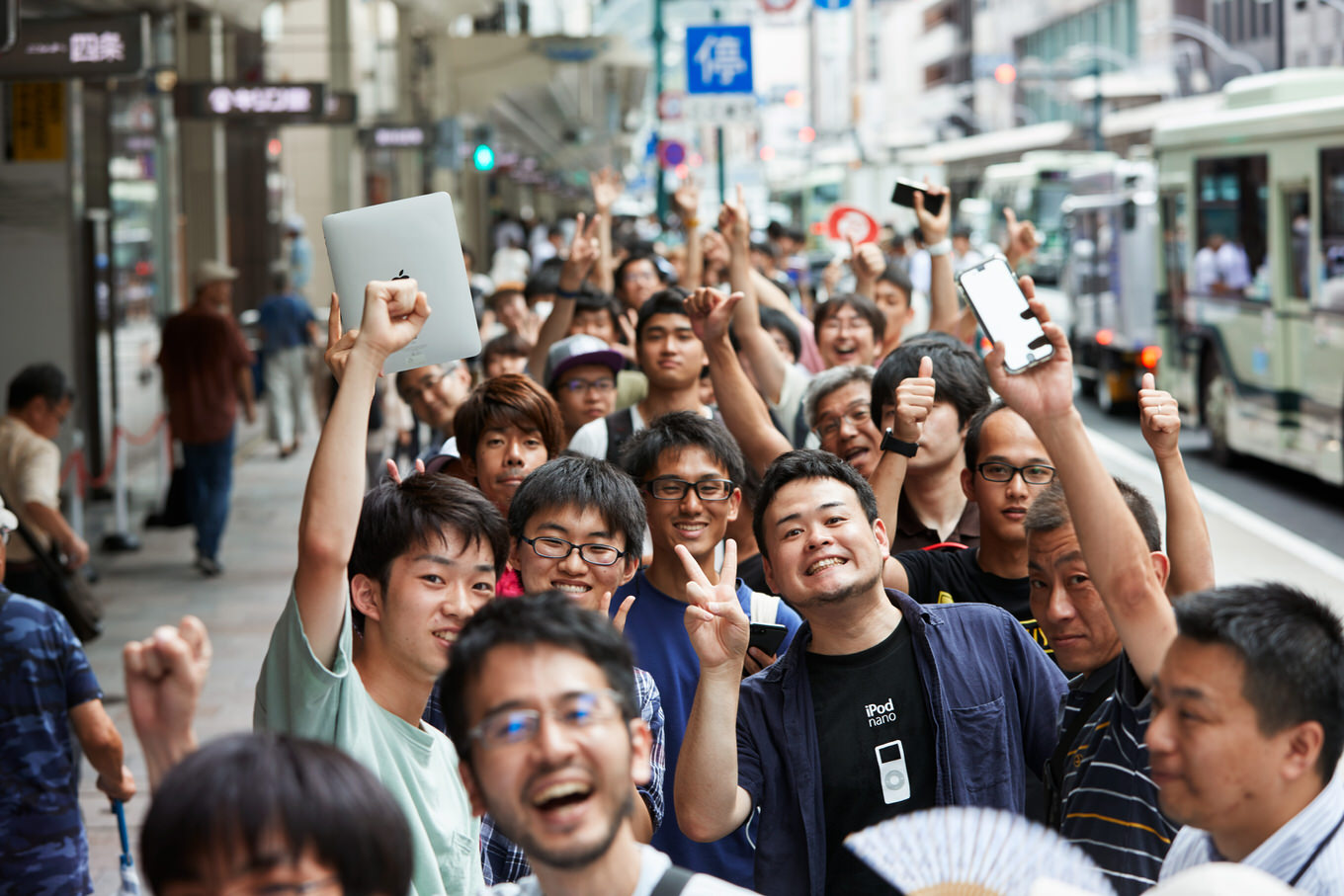 Apple-Store-Kyoto-Shijo-outside-line-08252018