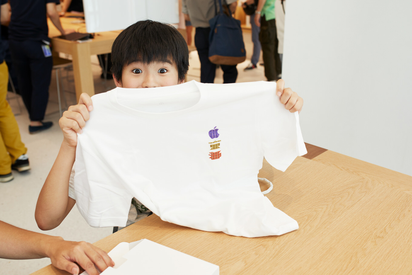 Apple-Store-opening-Kyoto-Shijo-child-with-shirt-08252018