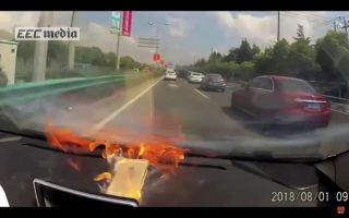 iPhoneが突然の爆発し炎上する動画が公開、車のダッシュボード上に置いておくと危険