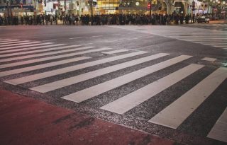 渋谷ハロウィン、今年も酷い「軽トラ横転」「痴漢」「盗撮」などトラブル続出