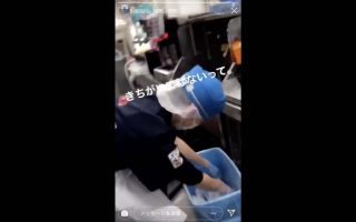 くら寿司店員、ゴミ箱に捨てた魚で調理する動画が拡散 くら寿司が謝罪「類似事故が多発、力およばず」