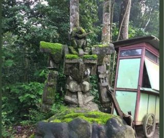 数百年前の石像かと話題になったインドネシアの「ガンダムに見える石像」、遂に詳細が明らかに