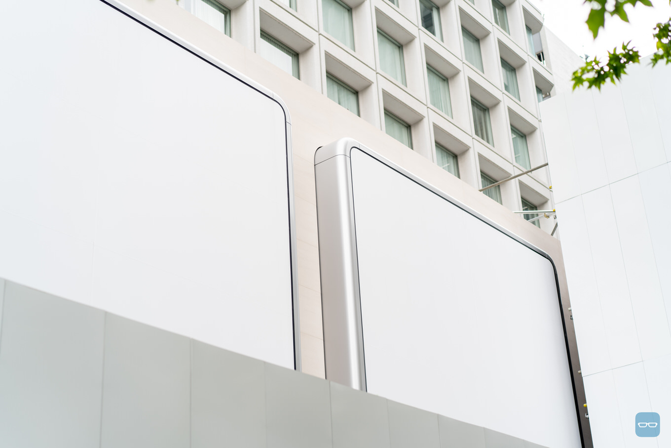 【写真】Apple、東京駅前に「Apple 丸の内」をオープンか、現地には巨大なiPad Proのような窓枠