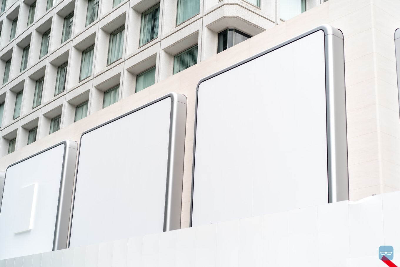 【写真】Apple、東京駅前に「Apple 丸の内」をオープンか、現地には巨大なiPad Proのような窓枠
