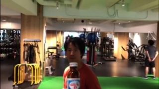 「ボトルキャップチャレンジ」#BottleCapChallenge がSNSで大流行、ケイン・コスギはリポDで参戦