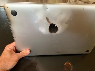 リコール対象のMacBook Pro爆発、写真付きで事故状況を明かす「電源ケーブルを抜いて、スリープモードだった」