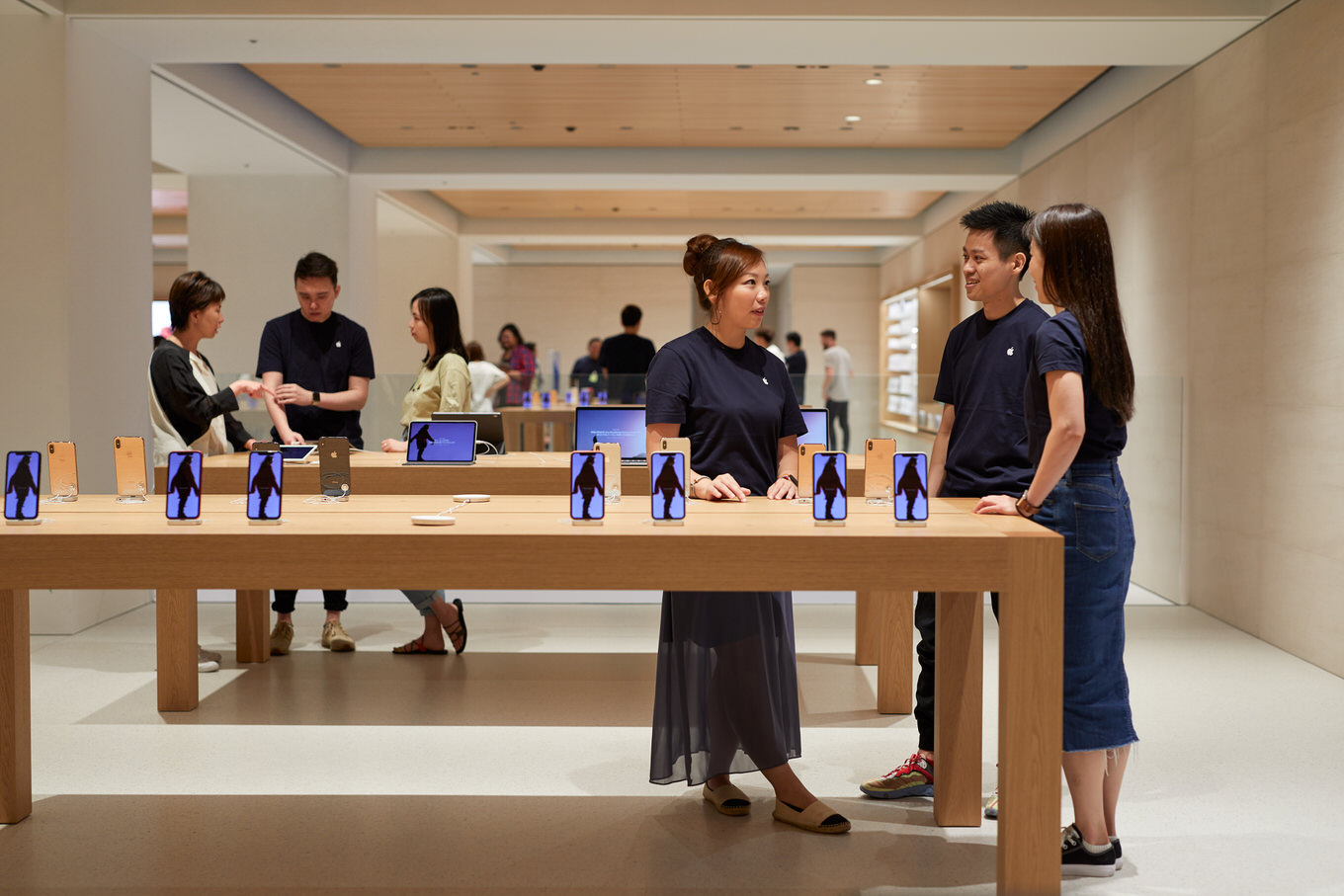 Apple-Marunouchi-opens-saturday-in-Tokyo-team-members-090419