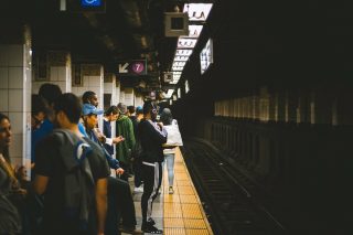 ニューヨーク市地下鉄「乗降時はAirPods操作禁止」呼びかけを検討、線路へ落下が急増