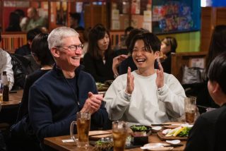 ティム・クックCEOが来日、星野源との居酒屋ショットも「居酒屋でティムの昔話を聞いたり」